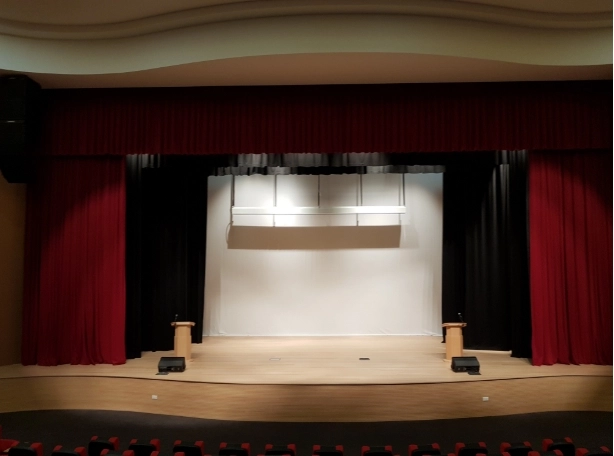 مسرح قاعة عمان بكلية الدراسات المصرفية والمالية